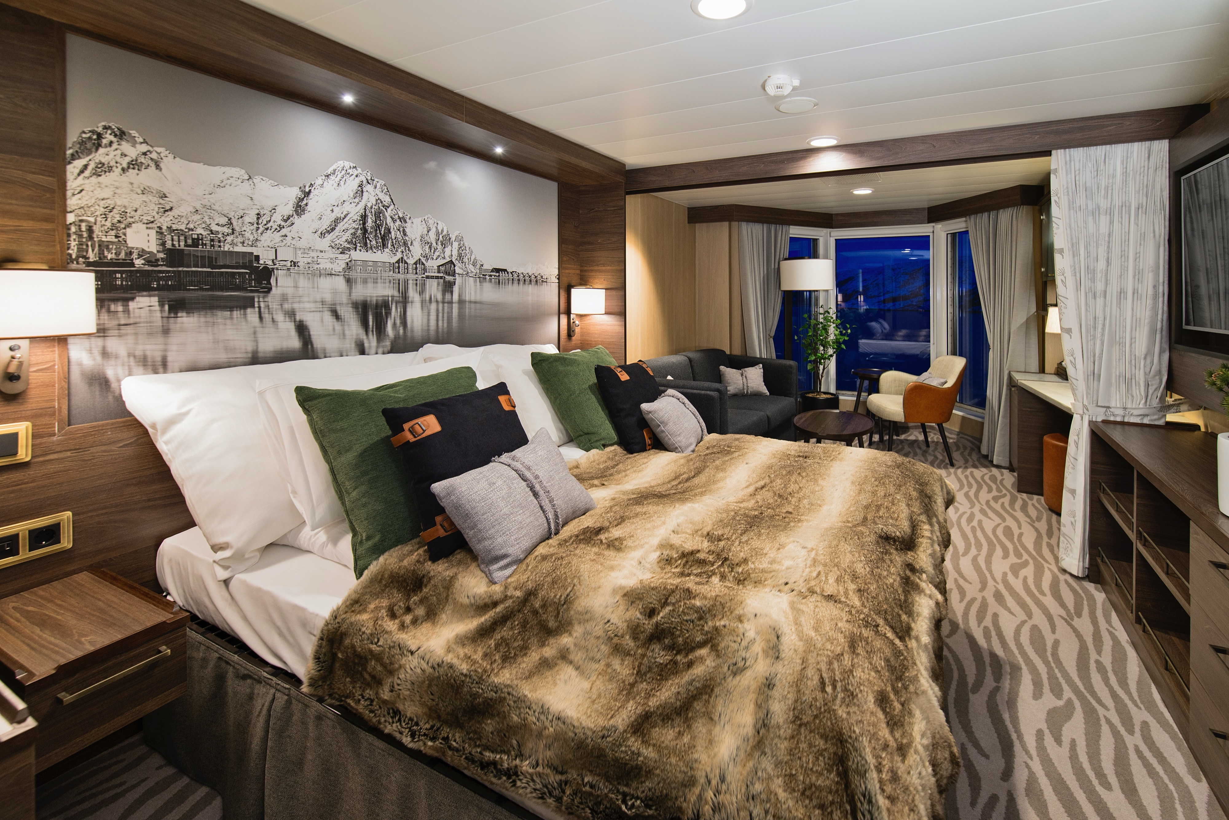 Expedition Suite | Suite on upper deck for 4 people